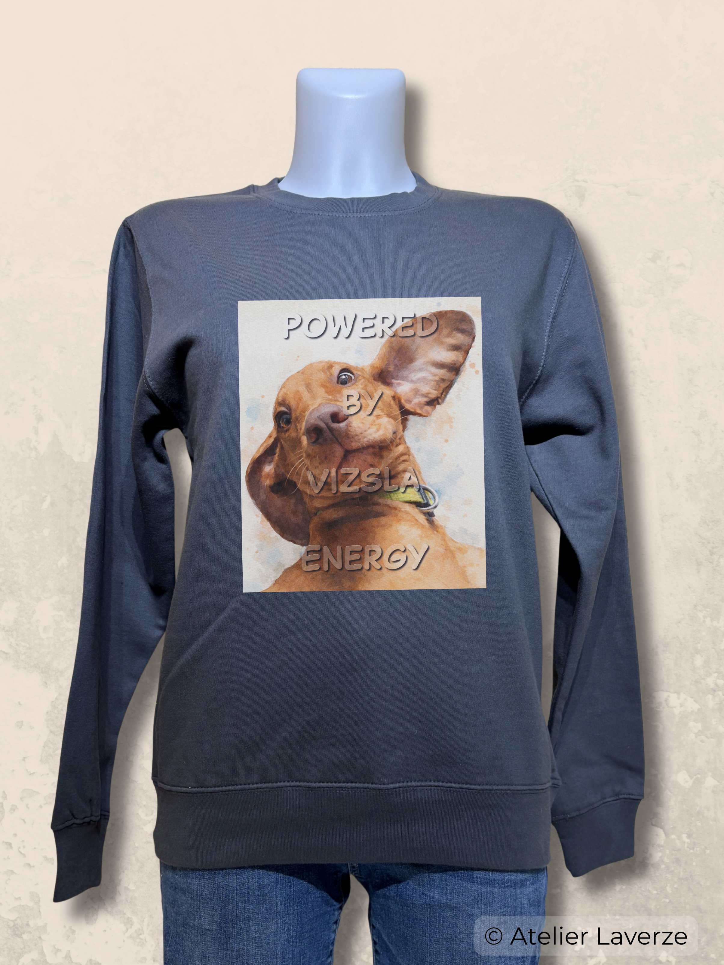 Dames sweater met bedrukking: Powered by Vizsla energy