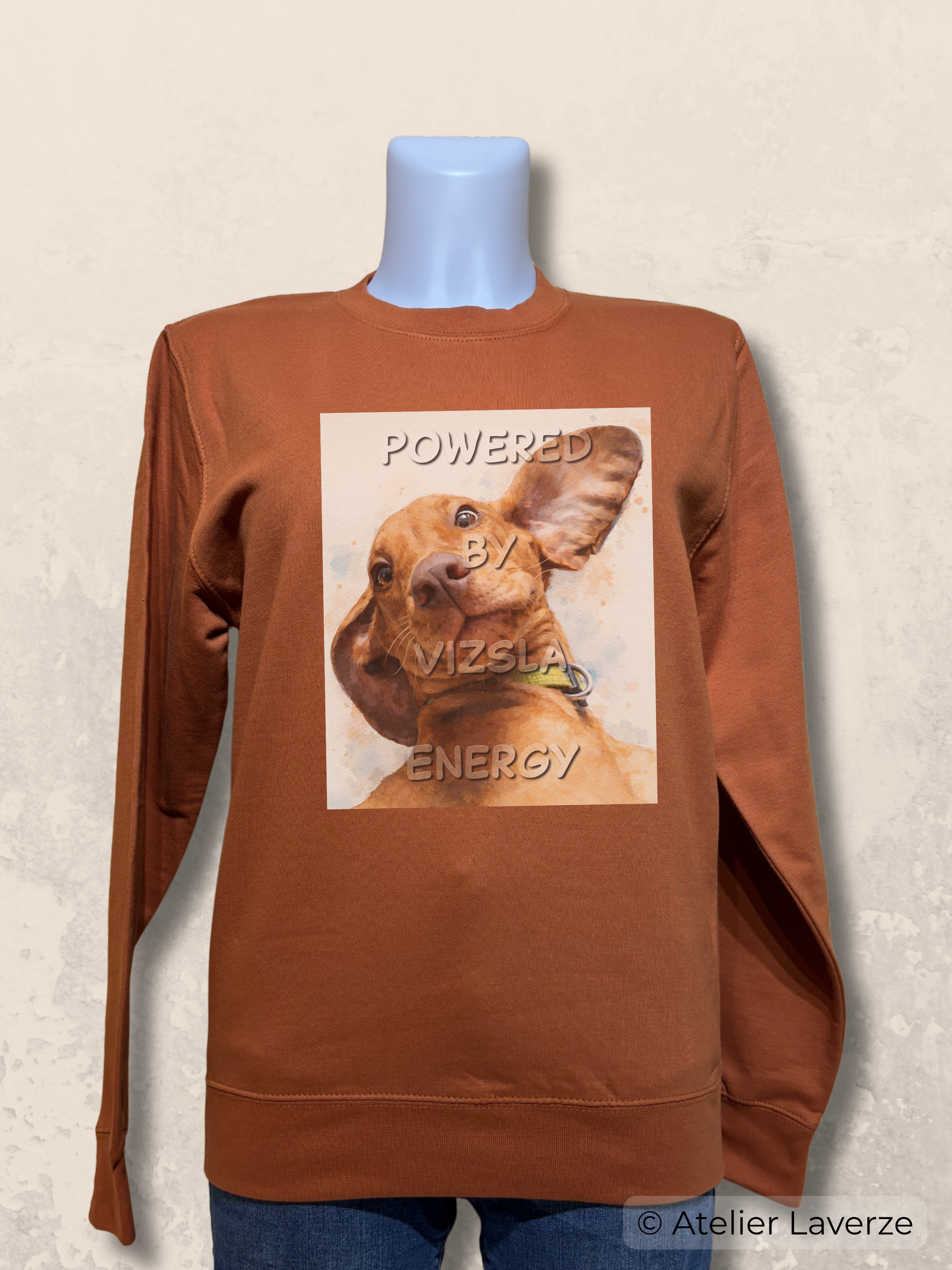 Dames sweater met bedrukking: Powered by Vizsla energy