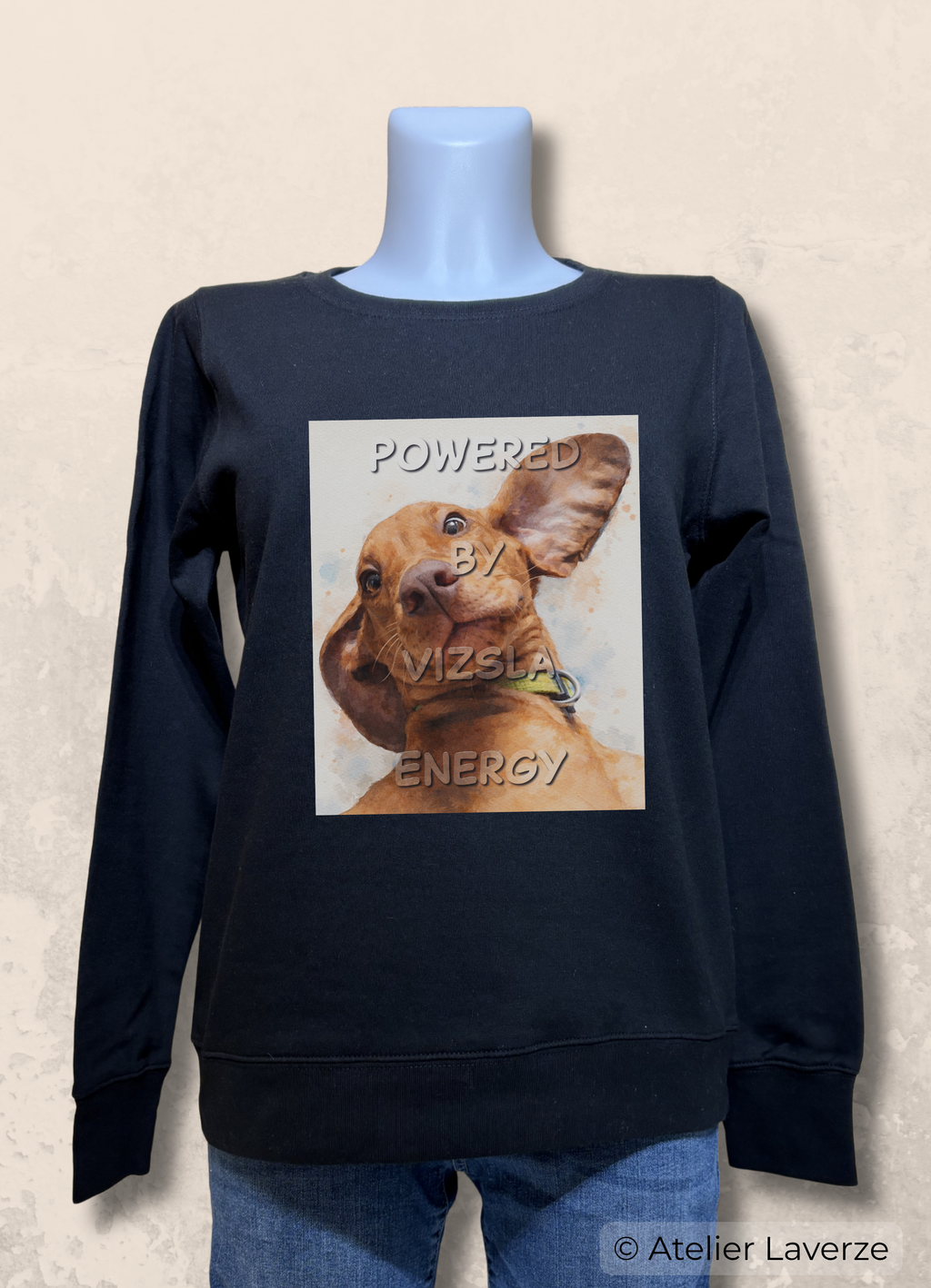 Dames sweater met bedrukking: Powered by Vizsla energy