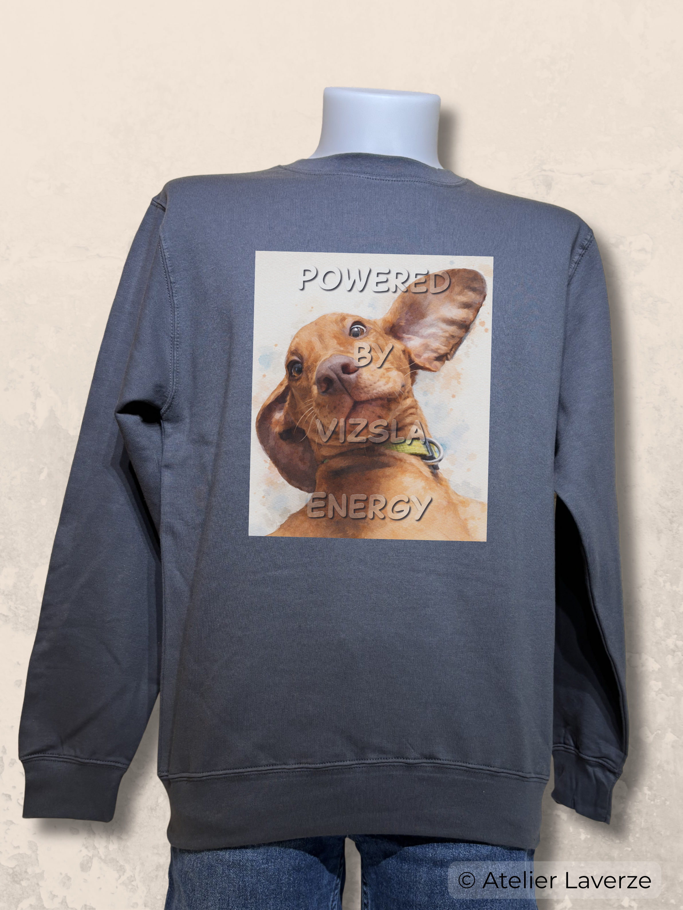Heren sweater met bedrukking: Powered by Vizsla energy