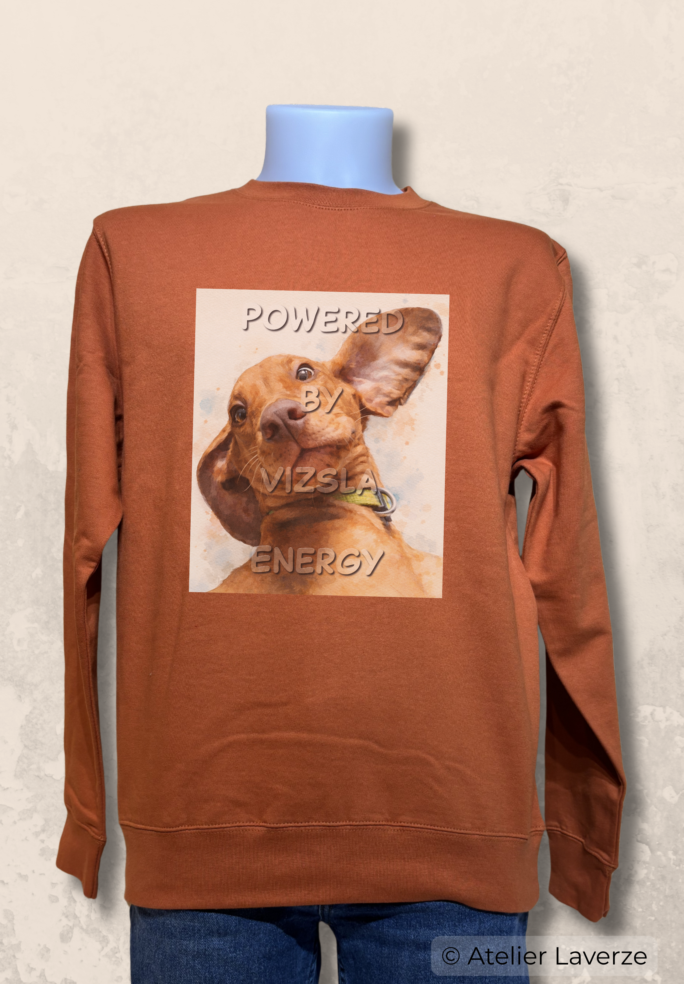 Heren sweater met bedrukking: Powered by Vizsla energy