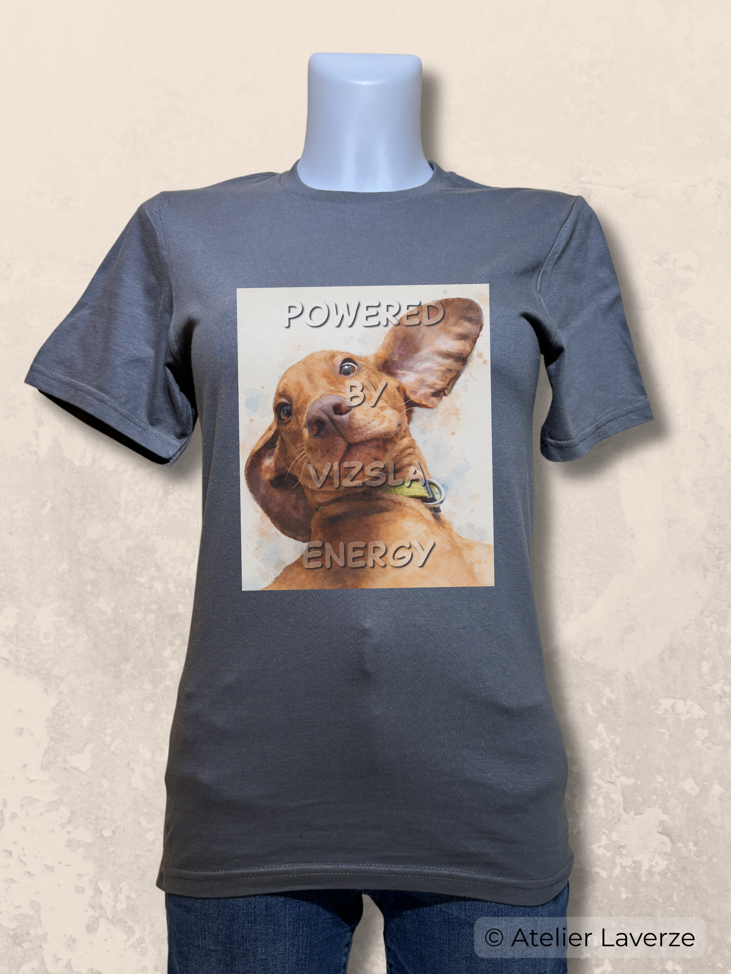 Dames T-shirt met bedrukking: Powered by Vizsla energy