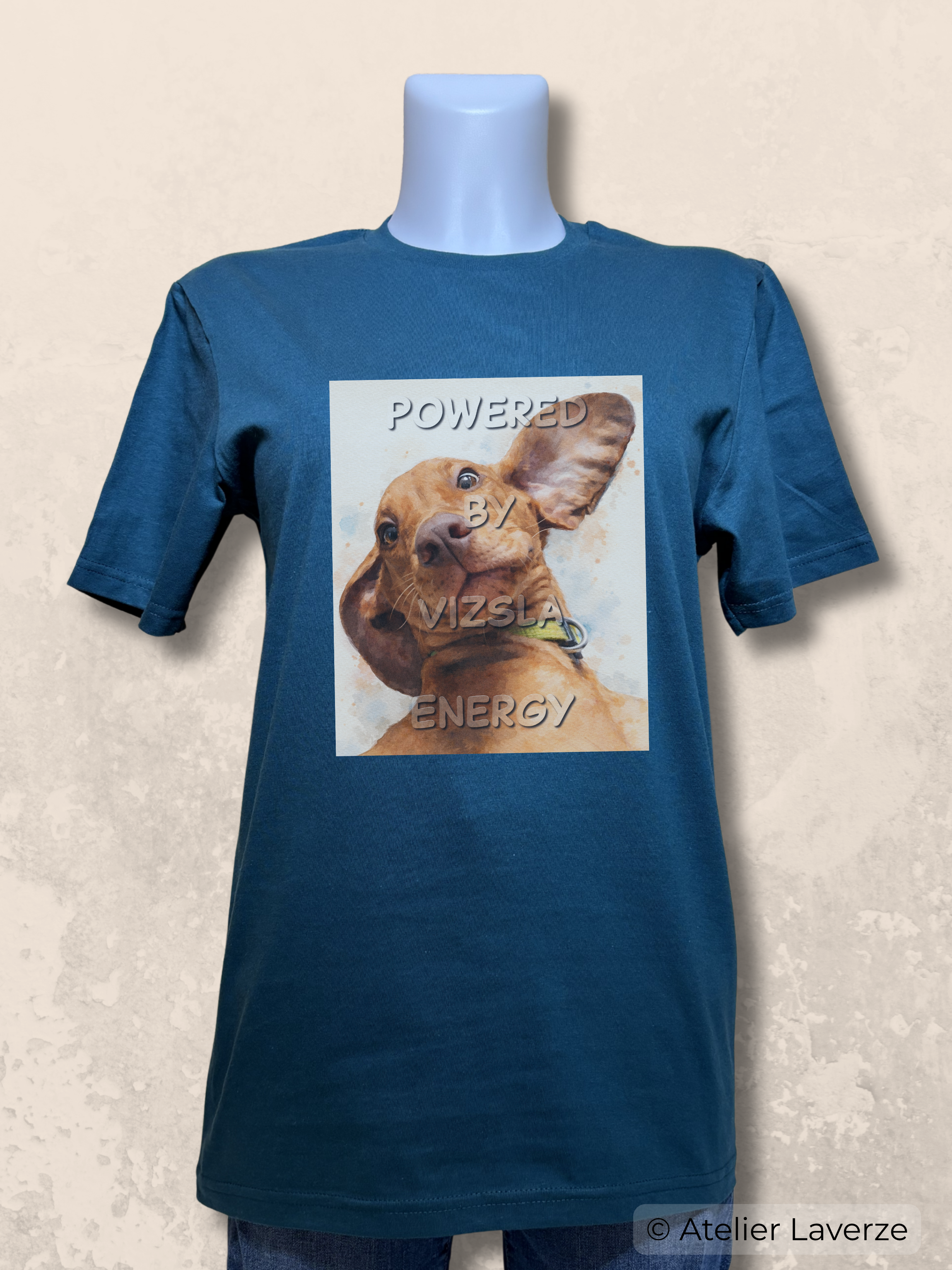 Dames T-shirt met bedrukking: Powered by Vizsla energy
