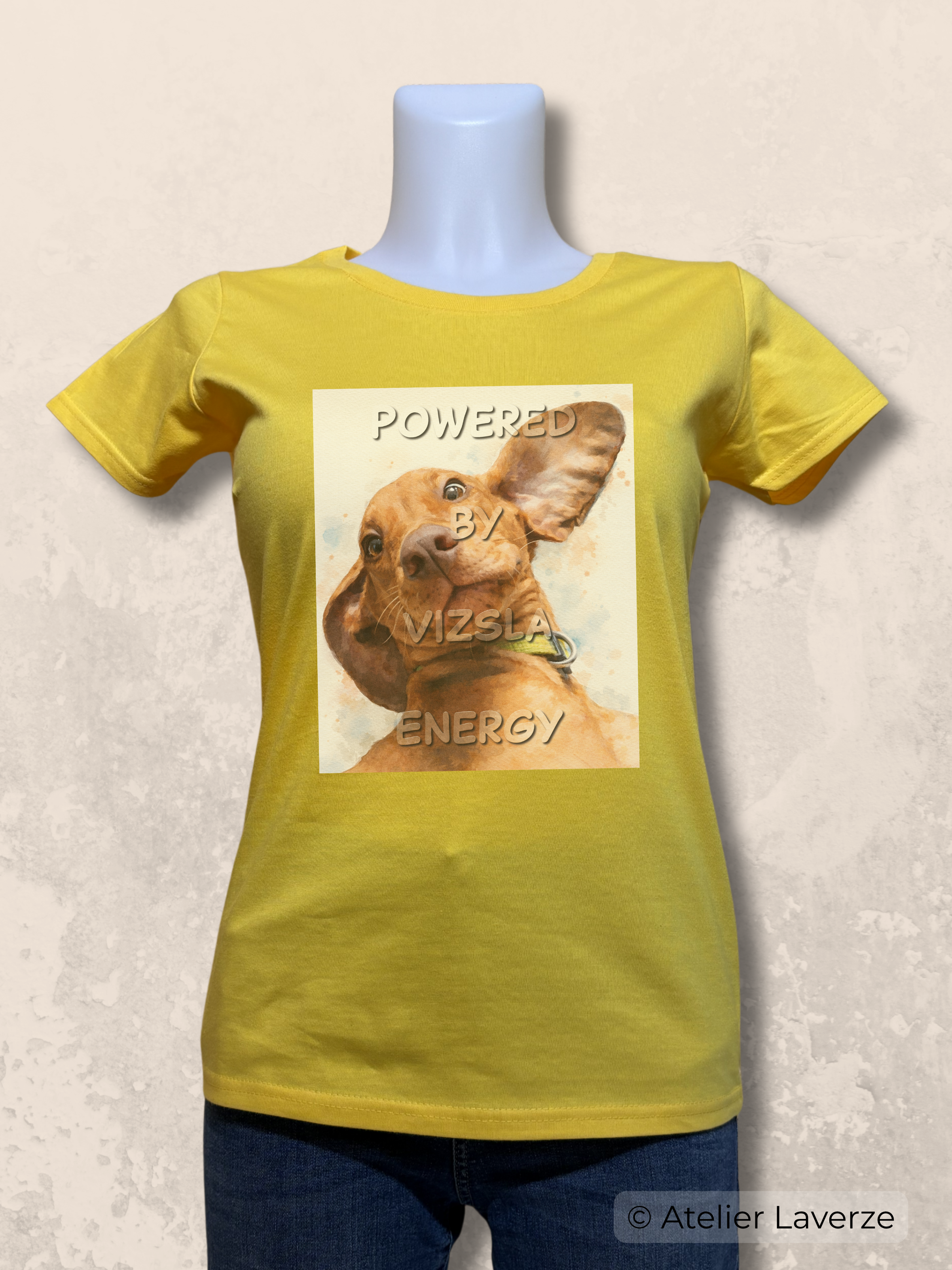 Dames T-shirt met bedrukking: Powered by Vizsla energy