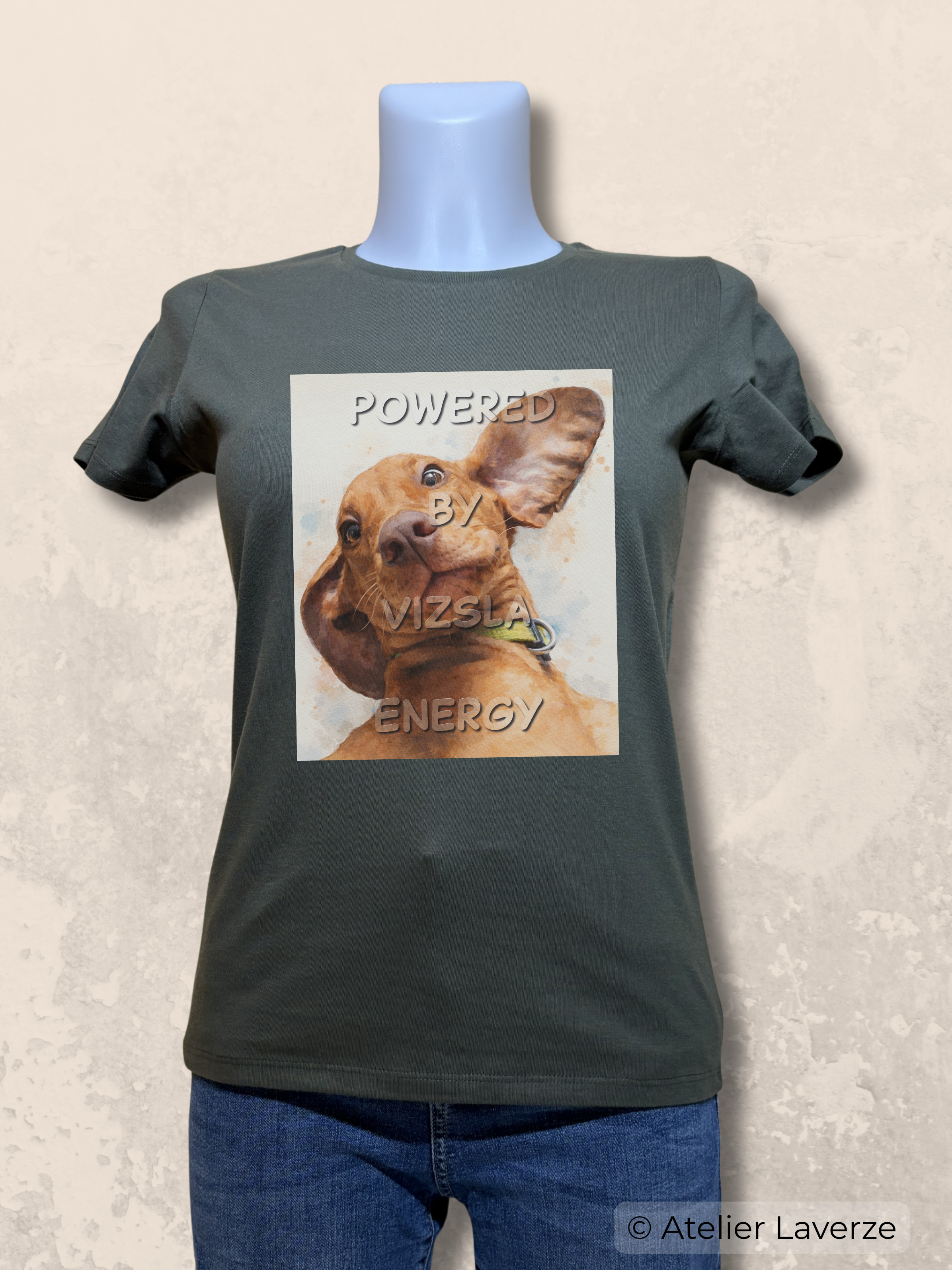 Dames T-shirt met bedrukking: Powered by Vizsla energy
