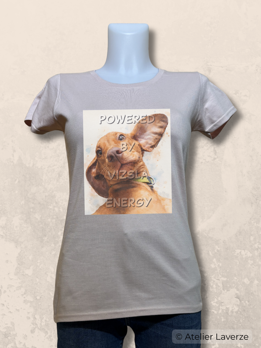 Dames T-shirt met bedrukking: Powered by Vizsla energy