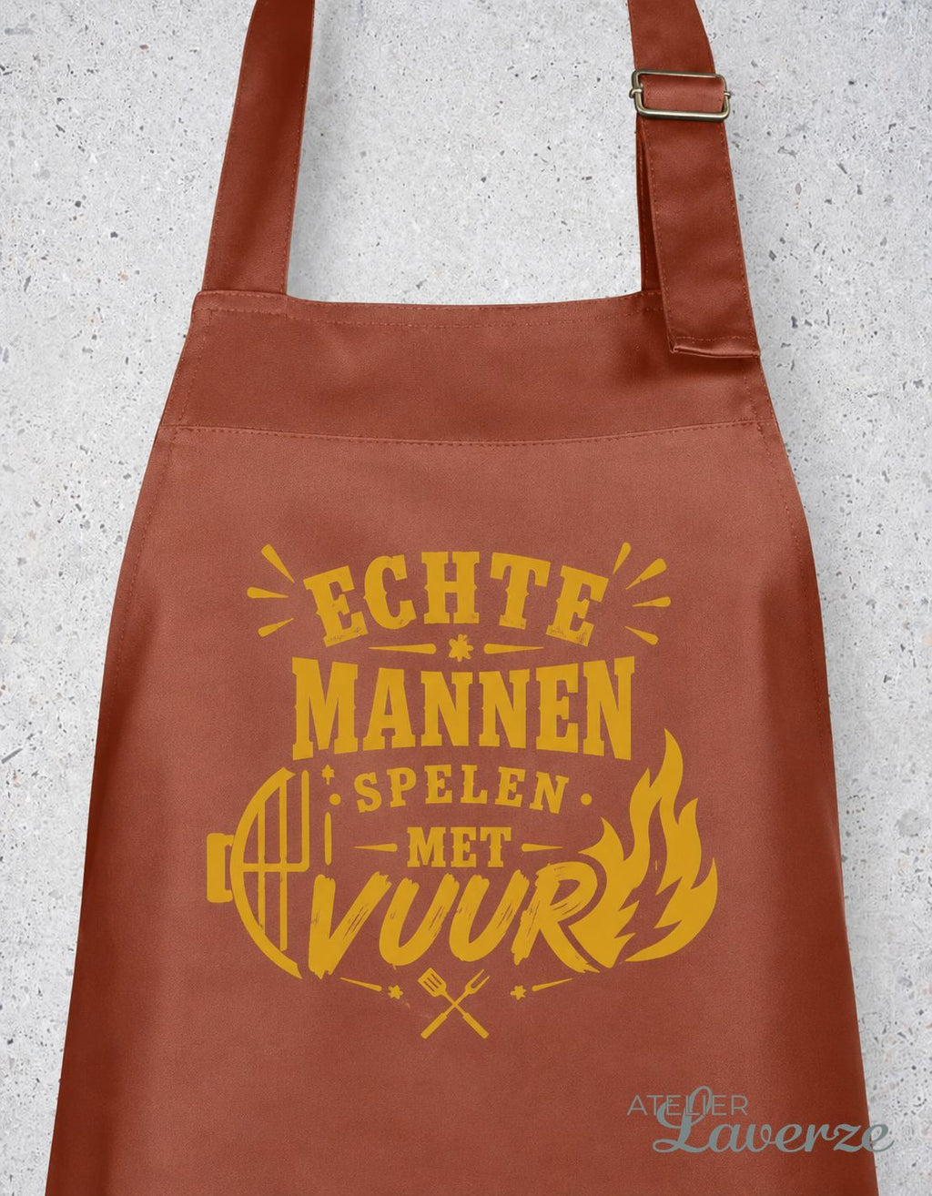 ECHTE MANNEN SPELEN MET VUUR (schort)